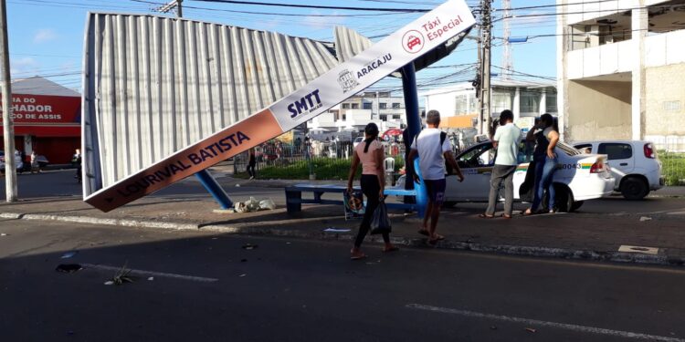 Caminhão derruba abrigo de táxi e foge em Aracaju