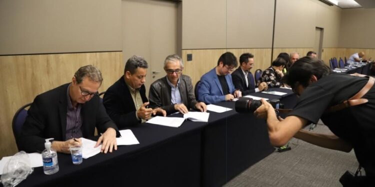 Bancários assinam acordos com bancos públicos