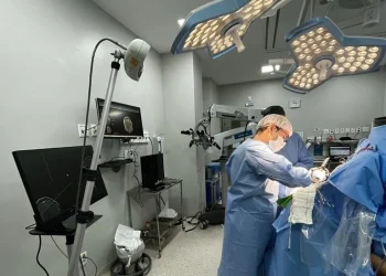 Primavera realiza neurocirurgia com paciente acordada para retirada de tumor cerebral