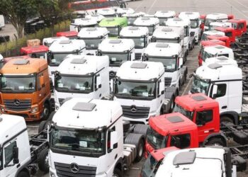 Após anúncio de demissões, trabalhadores da Mercedes-Benz fazem greve no ABC