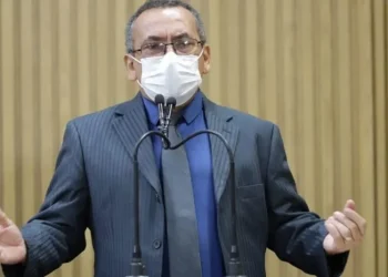 “É um absurdo que a recém inaugurada Avenida já esteja cheia de buracos”, diz Vereador