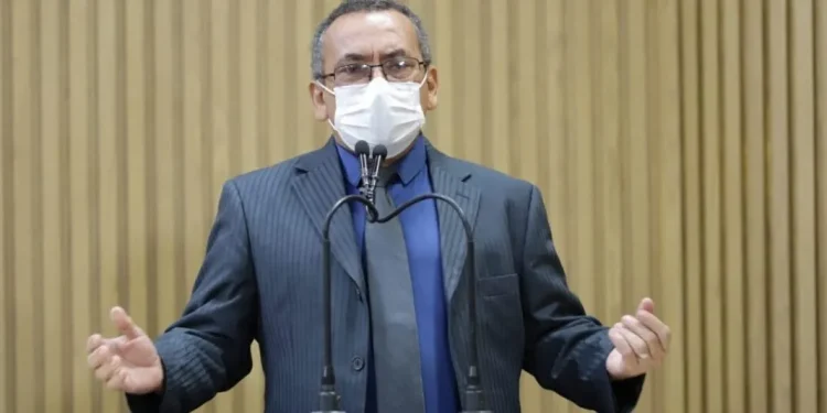 “É um absurdo que a recém inaugurada Avenida já esteja cheia de buracos”, diz Vereador