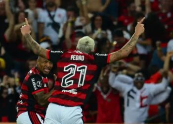Flamengo vence o Vélez no Maracanã e garante final brasileira na Libertadores