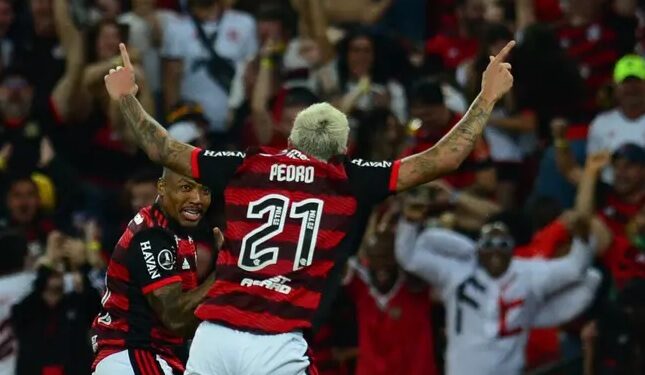 Flamengo vence o Vélez no Maracanã e garante final brasileira na Libertadores