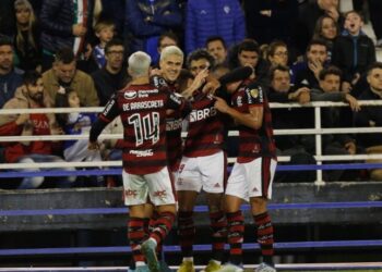 Pedro brilha e comanda goleada do Flamengo sobre Vélez