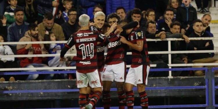 Pedro brilha e comanda goleada do Flamengo sobre Vélez