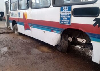 Asfalto cede e ônibus cai em buraco na avenida Tancredo Neves