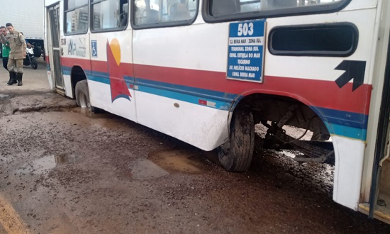 Asfalto cede e ônibus cai em buraco na avenida Tancredo Neves