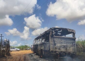 Ônibus que transportava alunos e servidores pega fogo em Maruim