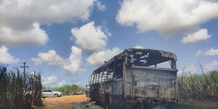 Ônibus que transportava alunos e servidores pega fogo em Maruim