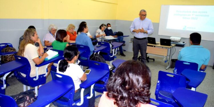 Educação apresenta resultados pedagógicos da rede para conselhos municipais