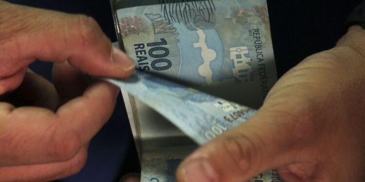 Beneficiários do Auxílio Brasil com NIS final 9 recebem hoje