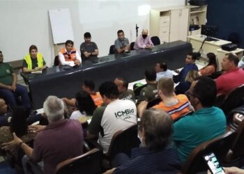 Prefeitura discute ações para limpeza de fragmentos de óleo nas praias da Barra dos Coqueiros