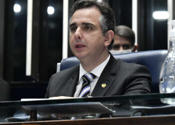 Presidente do Senado reúne líderes para viabilizar piso da enfermagem