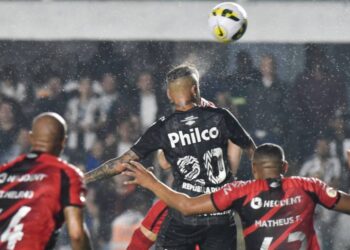 Luan ganha chance como titular do Santos e desencanta após mais de um ano: “Sensação inexplicável”