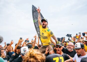 Filipe Toledo é campeão mundial de surfe pela primeira vez