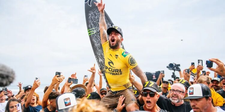 Filipe Toledo é campeão mundial de surfe pela primeira vez