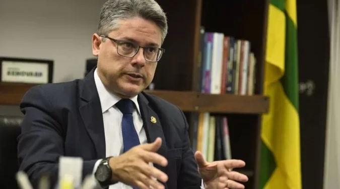 “Flagrante golpe contra a vontade dos sergipanos”, diz Alessandro após TSE voltar atrás e tornar Valmir elegível