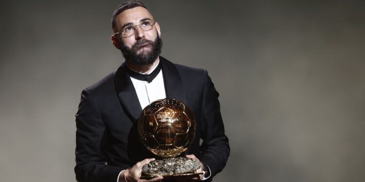 Karim Benzema conquista a Bola de Ouro da temporada 2022; Vini Jr é 8º