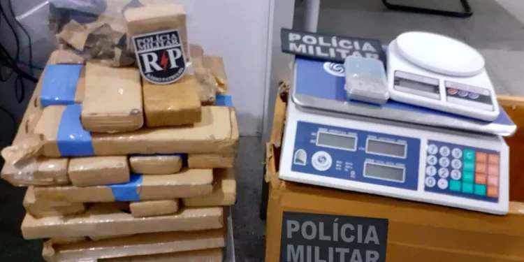 Policiais do Batalhão de Radioptrulha prendem suspeito e apreendem 35,6 quilos de maconha e três balanças em Aracaju