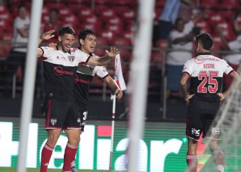 Com Calleri artilheiro, São Paulo bate o Coritiba no Morumbi