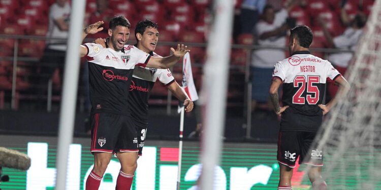 Com Calleri artilheiro, São Paulo bate o Coritiba no Morumbi