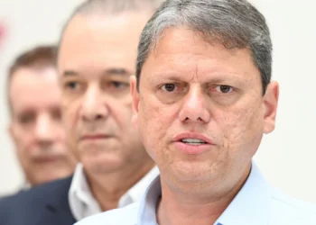 Candidato ao governo, Tarcísio Gomes de Freitas sofre atentado em Paraisópolis (SP)