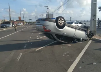 Carro capota após colidir com outro veículo na Avenida Otoliel Dória no inicio da manhã em Aracaju