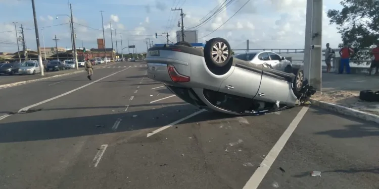 Carro capota após colidir com outro veículo na Avenida Otoliel Dória no inicio da manhã em Aracaju