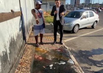 Ricardo Marques comprova odor forte e situação de abandono da área do Terminal Pesqueiro no Mercado de Aracaju