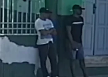 Polícia Civil divulga imagens de autores de roubo em Frei Paulo. Vítima estava com alto valor em dinheiro