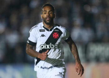Alex Teixeira marca dois no fim, Vasco vira para cima do Operário-PR e segue no G4 da Série B