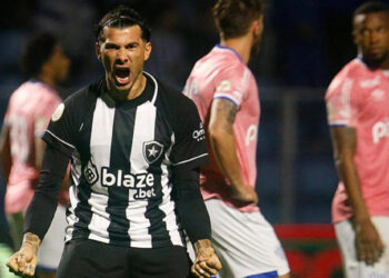 Víctor Cuesta e Marçal decidem em vitória do Botafogo e se consolidam como insubstituíveis