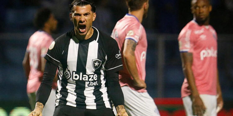 Víctor Cuesta e Marçal decidem em vitória do Botafogo e se consolidam como insubstituíveis