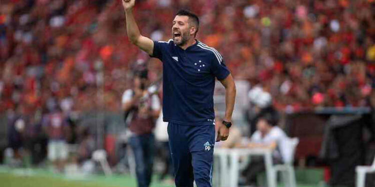Pezzolano explica ‘ano duro’: ‘Não é fácil ser treinador do Cruzeiro’