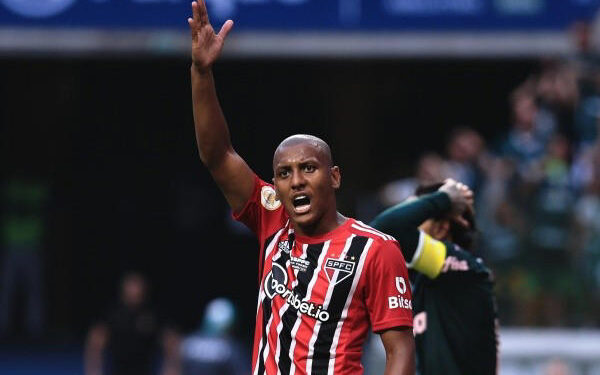 “Renova com o São Paulo”; Torcida pede ‘fico’ de jogador após empate no Choque-Rei