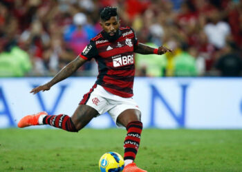 Contrato de 3 anos: gigante do Brasileirão encaminha contratação de Rodinei, do Flamengo