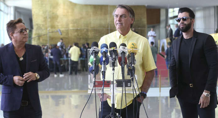 Nova pesquisa aponta vitória de Bolsonaro com 52,7% dos votos válidos; Lula 47,3%