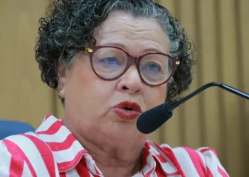Professora Ângela Melo repudia cortes no orçamento federal do SUS