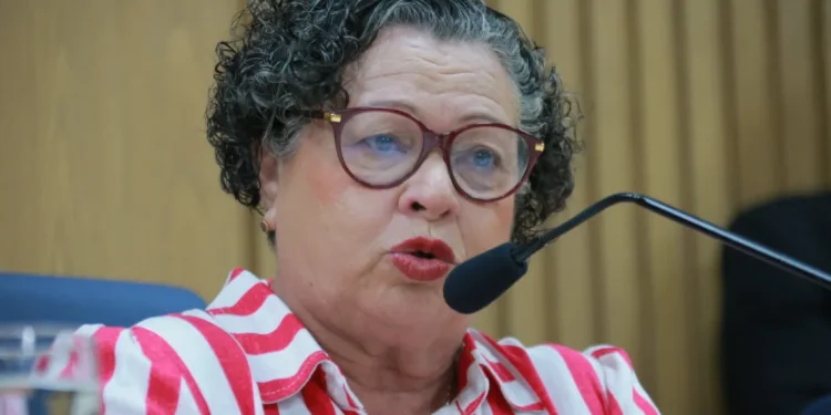 Professora Ângela Melo repudia cortes no orçamento federal do SUS