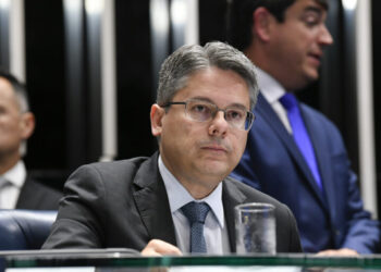 Alessandro Vieira rebate acusações de Edivan Amorim sobre interferência no processo de Valmir