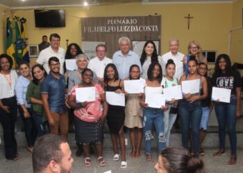 Unidade Móvel do Senac/SE entrega mais de 100 certificados a concludentes de cursos em Estância