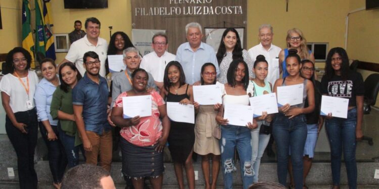 Unidade Móvel do Senac/SE entrega mais de 100 certificados a concludentes de cursos em Estância