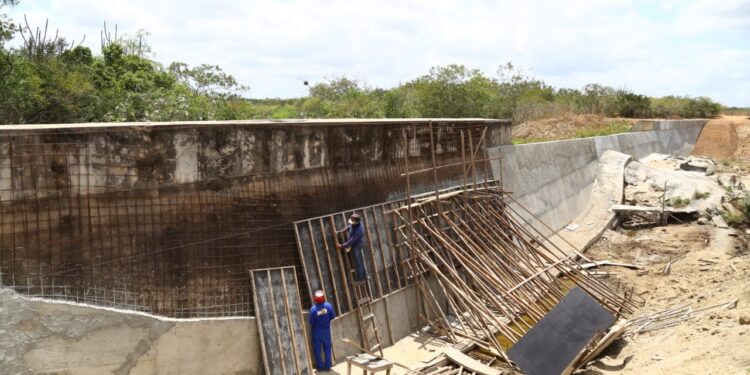 Alto sertão recebe serviços de recuperação de barragens e abertura de poços artesianos