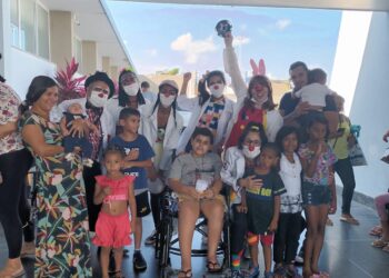 Paciente do Hospital da Criança leva cartinhas de conforto aos pequenos internados
