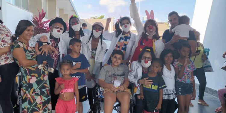 Paciente do Hospital da Criança leva cartinhas de conforto aos pequenos internados