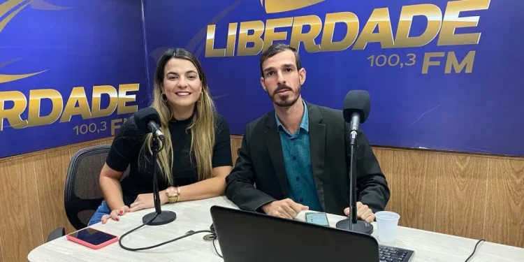 Eleita deputada estadual, Lidiane Lucena concede entrevista a rádios
