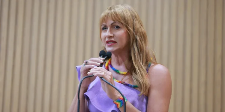 Aprovado PL que garante banco de empregos para mulheres vítimas de violência