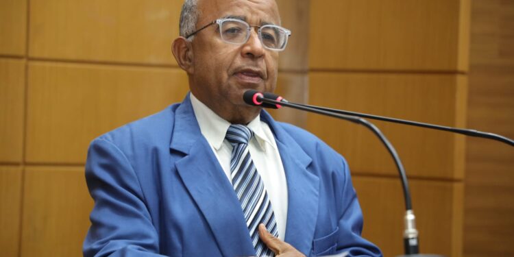 Parlamentar discute a exigência do cumprimento da legislação no Estado