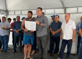 Governo do Estado realiza entrega de títulos de legitimação fundiária a moradores de Simão Dias